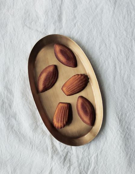 les choses simples Plateau en laiton taille M