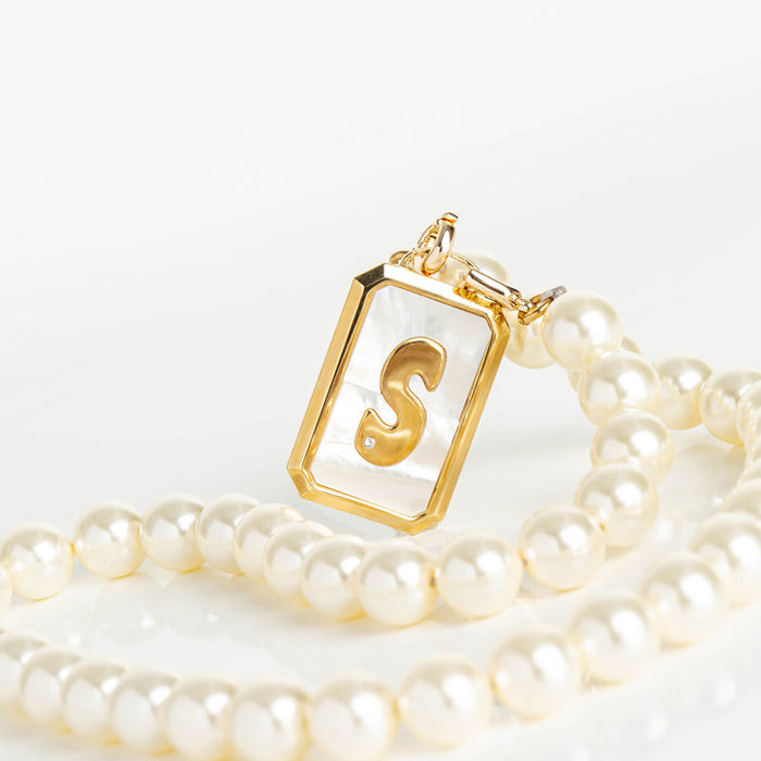 les interchangeables Collier plaque initiale nacre perle 10 imit.42