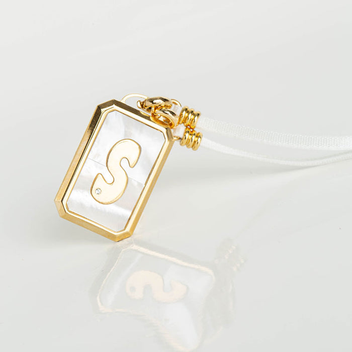 les interchangeables Collier plaque initiale nacre ruban 42