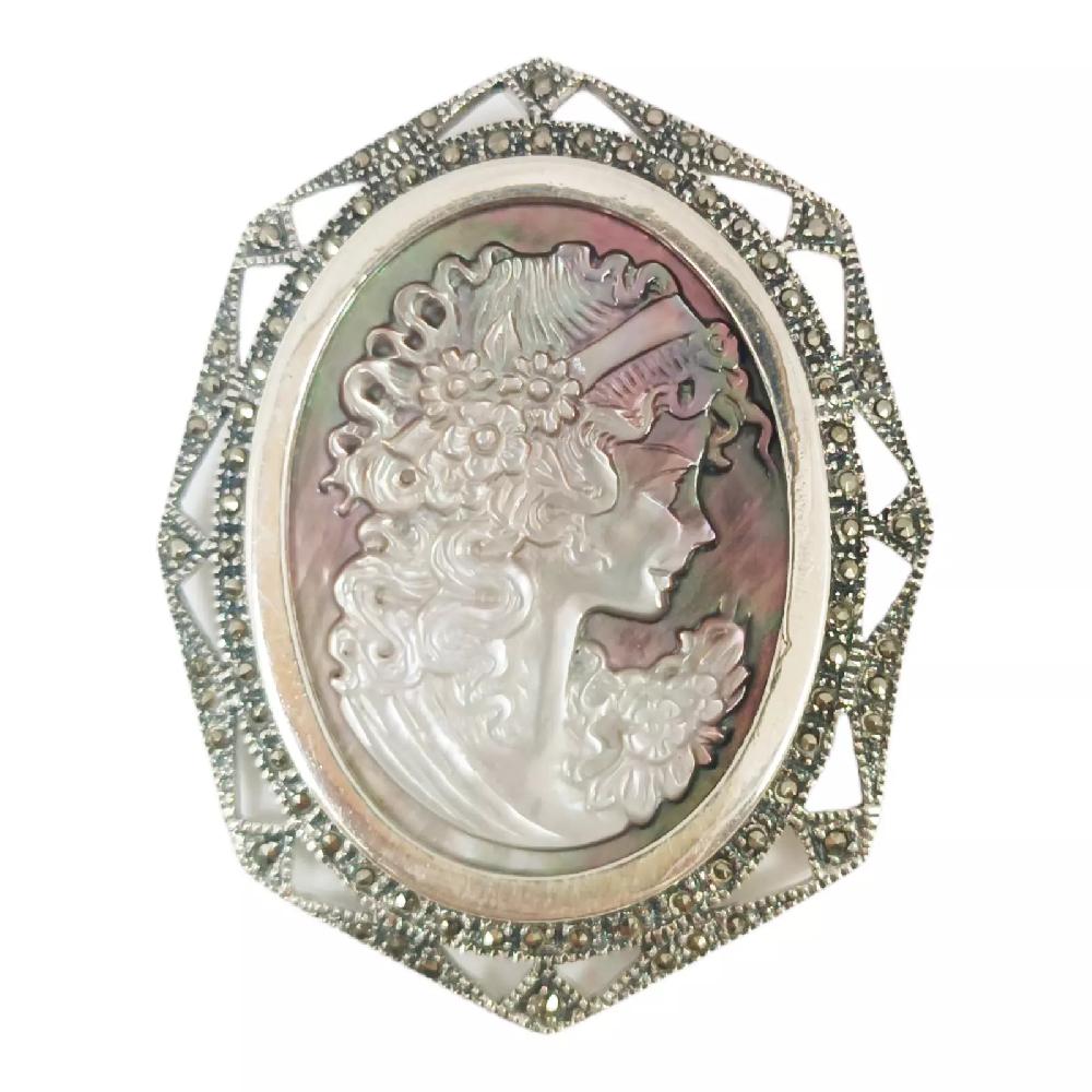 les trésors de lily Broche Argent 'Divine Camee' beige nacre marcassite argenté 54x42 mm [S0555]