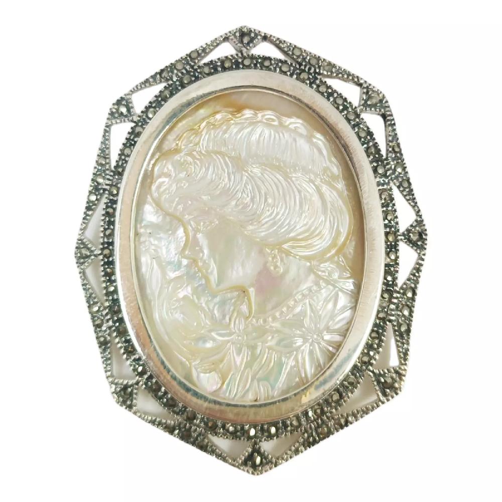 les trésors de lily Broche Argent 'Divine Camee' beige nacre marcassite argenté 54x42 mm [S0556]
