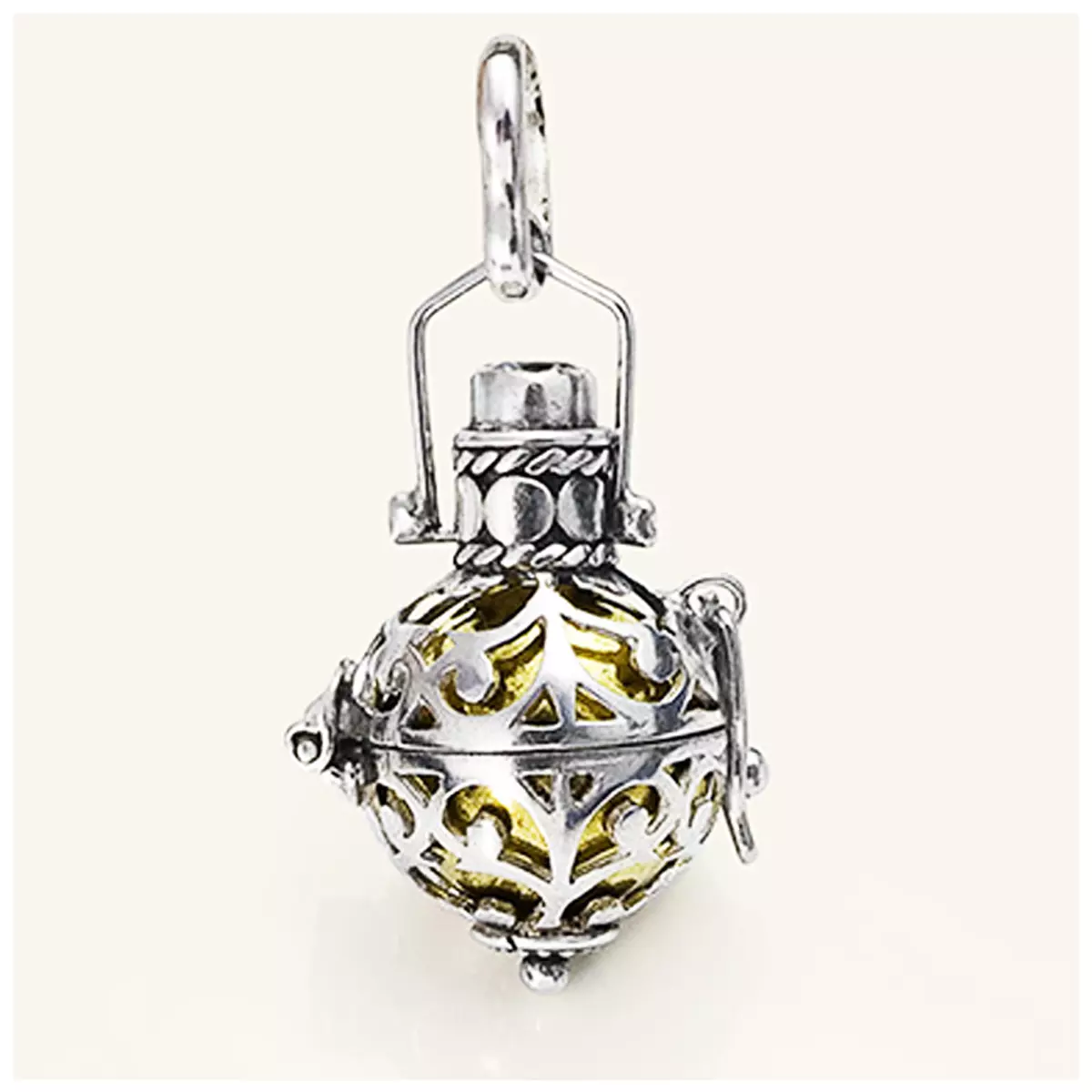 les trésors de lily Pendentif Argent artisanal 'Bola de Grossesse' grenat argenté doré 23x15 mm [R4530]