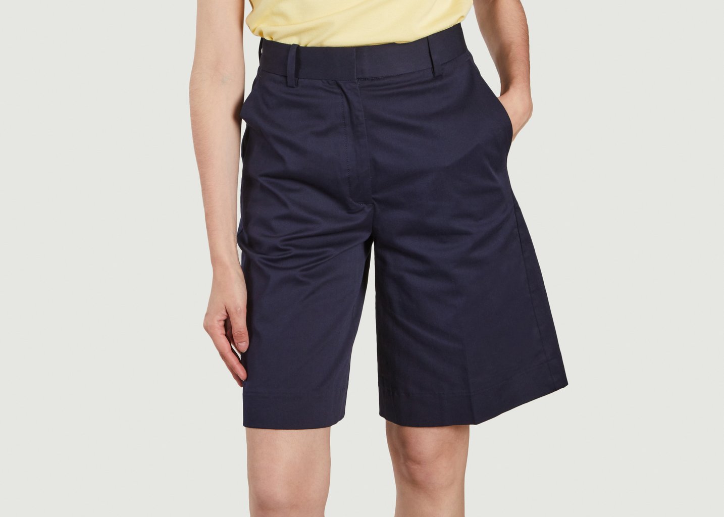 l'exception Bermuda taille haute à plis en coton stretch Bleu Marine Lacoste