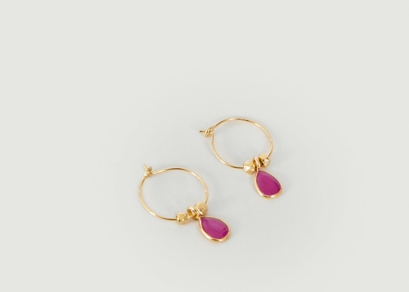 L'exception Boucles D'oreilles Créoles Avec Rubis Mini Bindi Rose Wildstone Paris