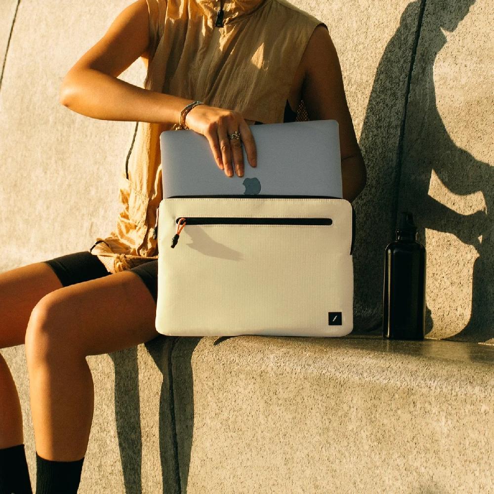 L'exception Housse Ultralight Macbook 13 Sable Native Union
