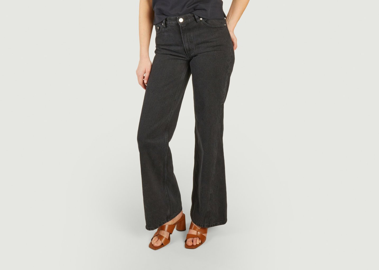 L'exception Jean Teinté Coupe Flare Elle Noir APC Paris