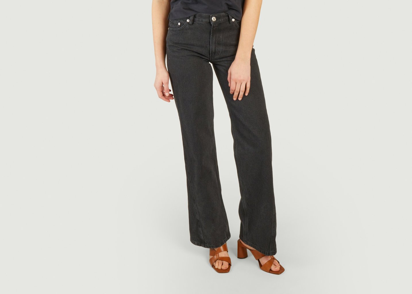 L'exception Jean Teinté Coupe Flare Elle Noir APC Paris