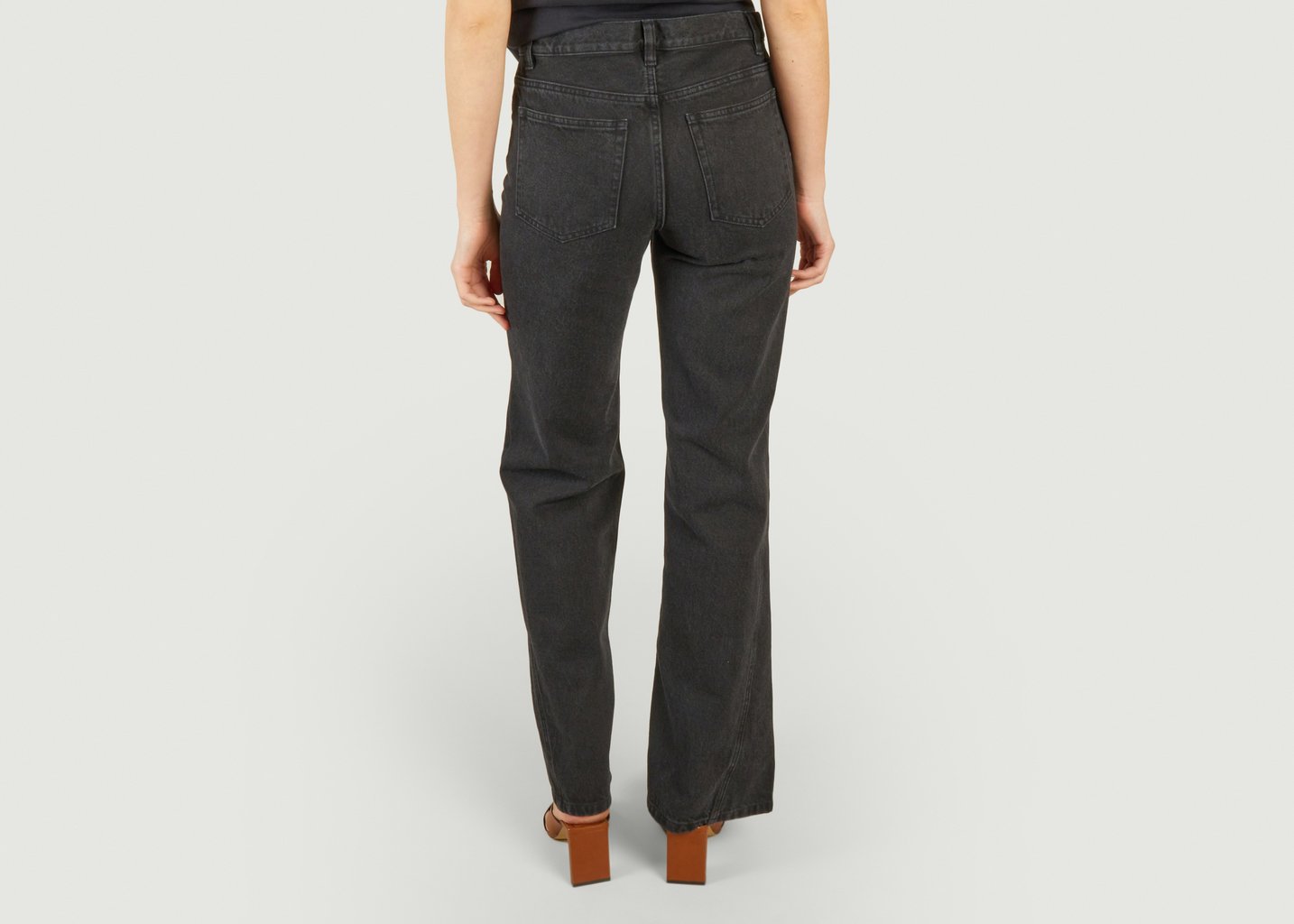 L'exception Jean Teinté Coupe Flare Elle Noir APC Paris