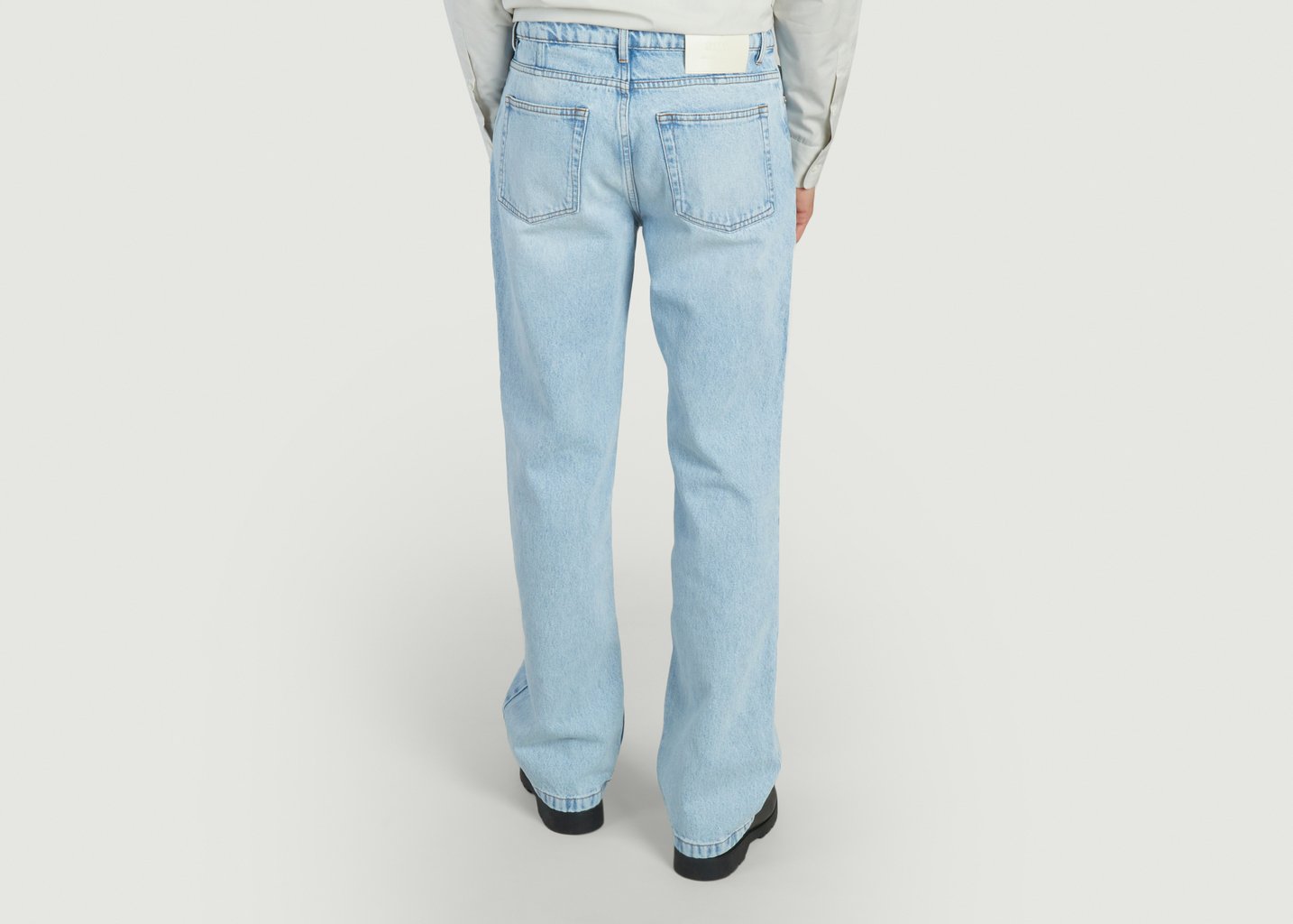 L'exception Jean Coupe Droite Bleu Clair AMI Paris