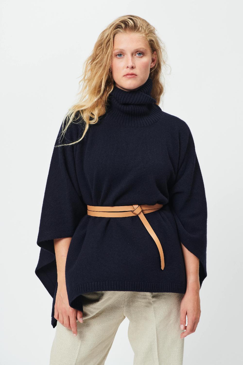 L'exception Poncho Angela Bleu Marine Linnea Lund