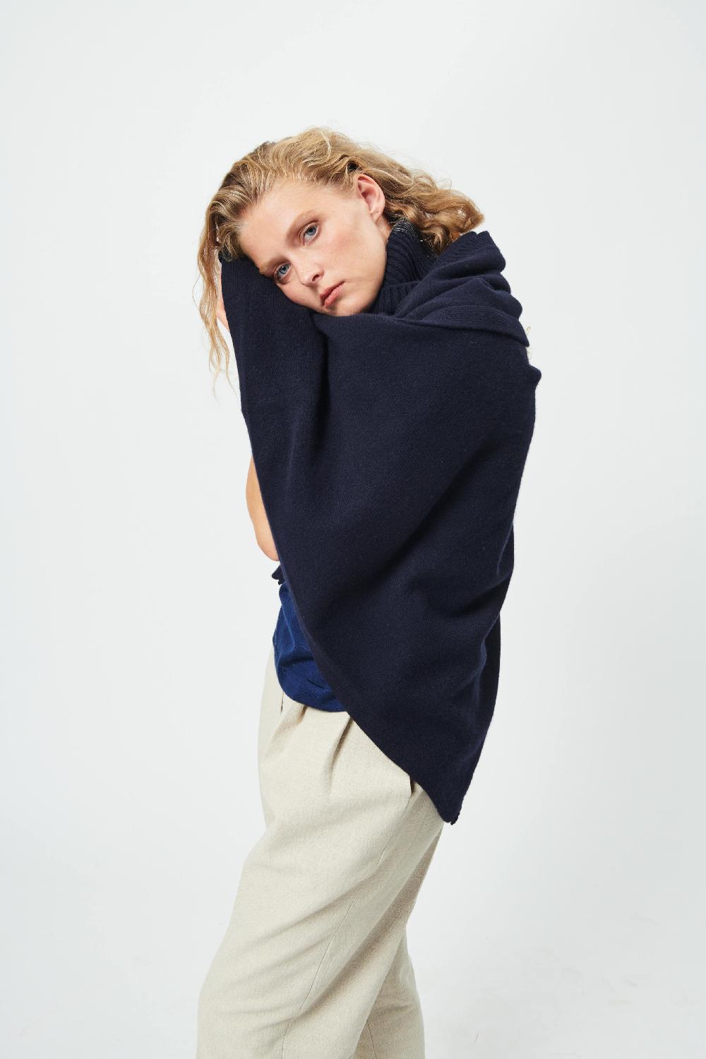 L'exception Poncho Angela Bleu Marine Linnea Lund