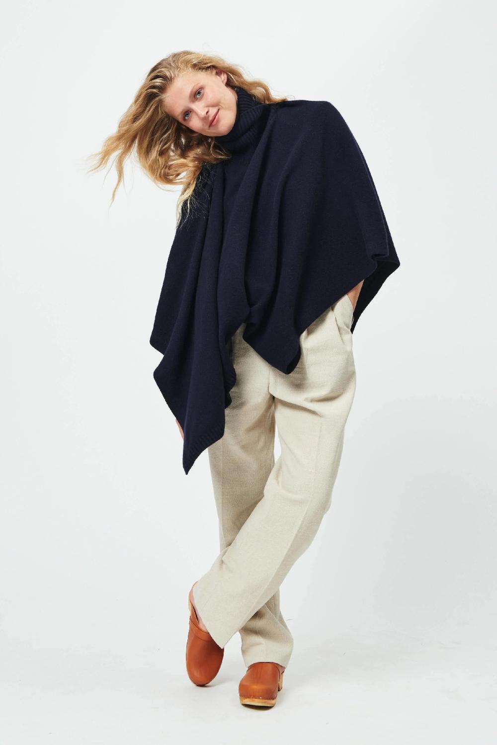 L'exception Poncho Angela Bleu Marine Linnea Lund