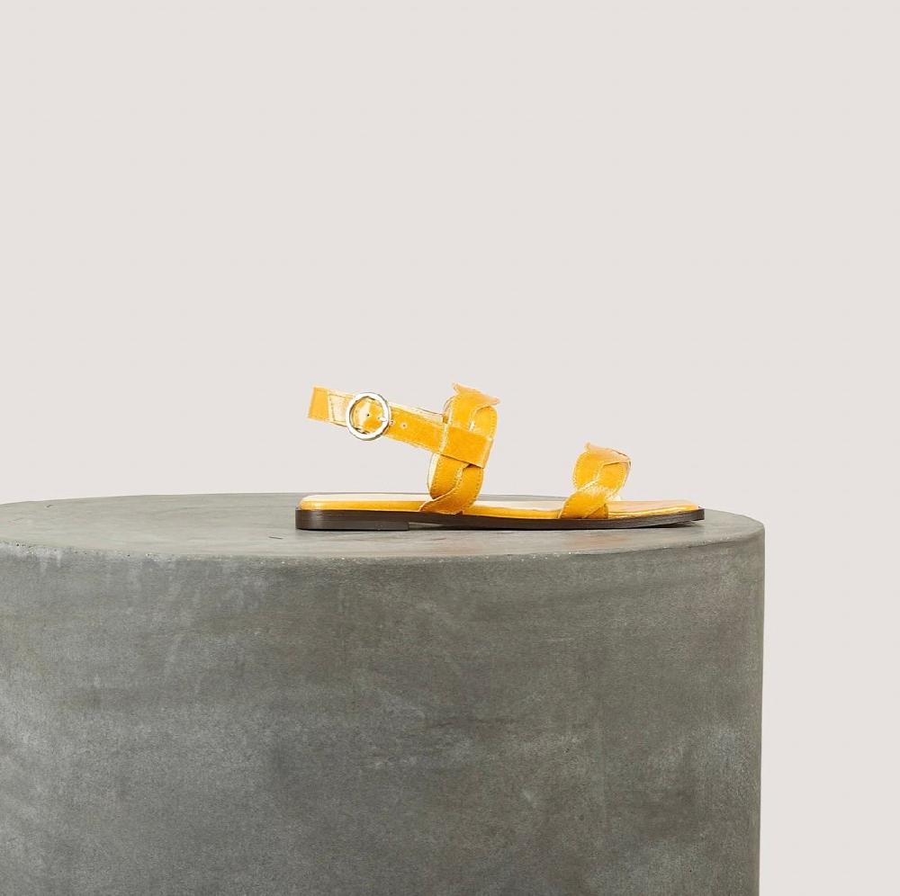 L'exception Sandale Plate Rhea En Cuir Verni Souple Orange Tila March
