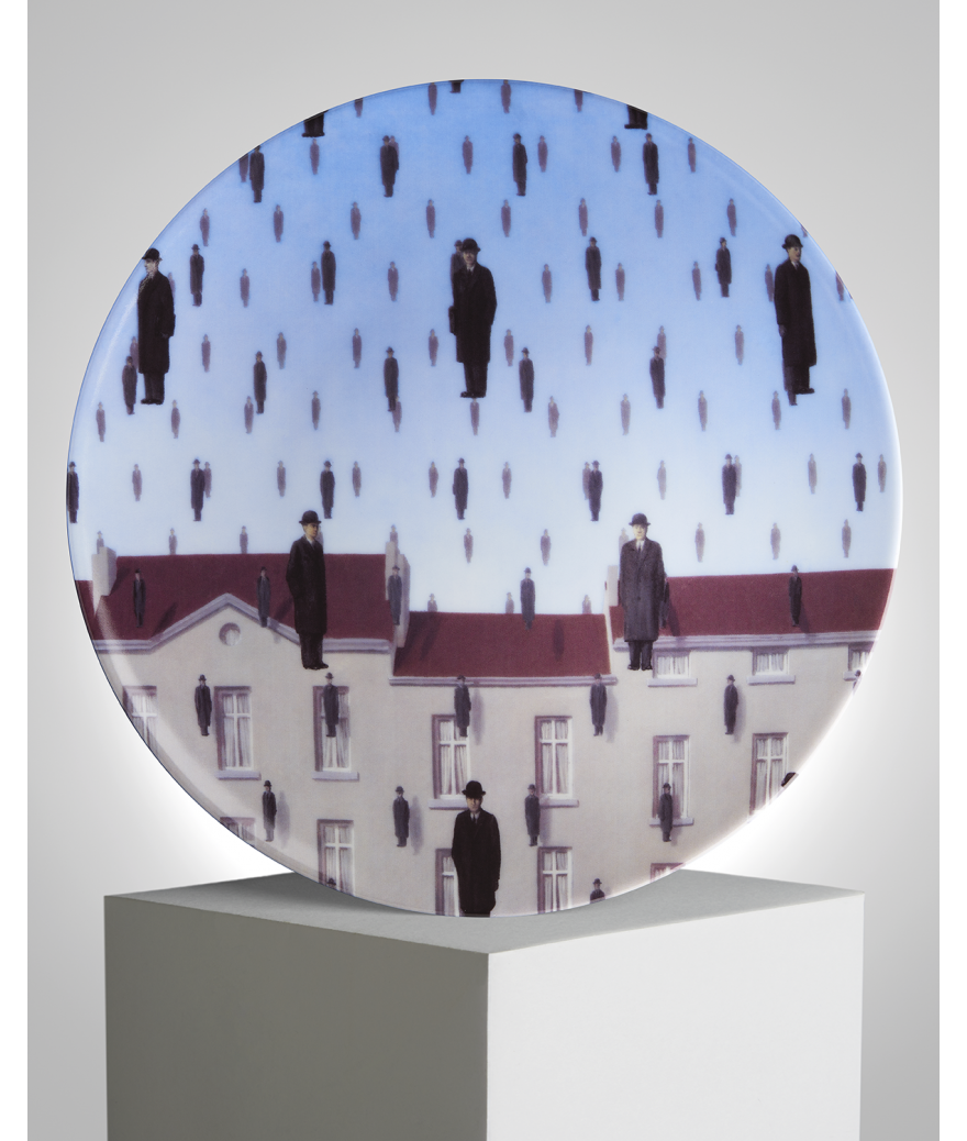 ligne blanche paris MAGRITTE Assiette en porcelaine ”Golconde” ligne blanche paris MAGRITTE Assiette en porcelaine ”Golconde”