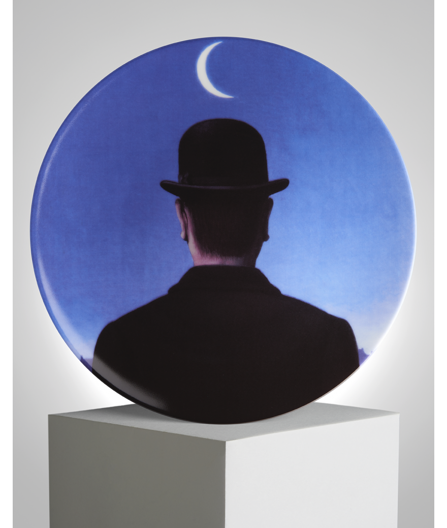 ligne blanche paris MAGRITTE Assiette en porcelaine ”Le Maître d’Ecole”