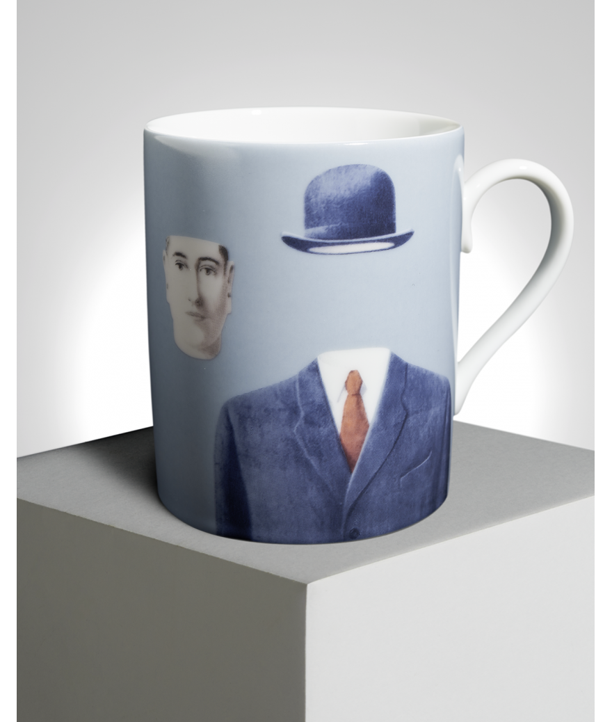 Ligne Blanche Paris MAGRITTE Mug En Porcelaine ”Le Pèlerin” Bleu