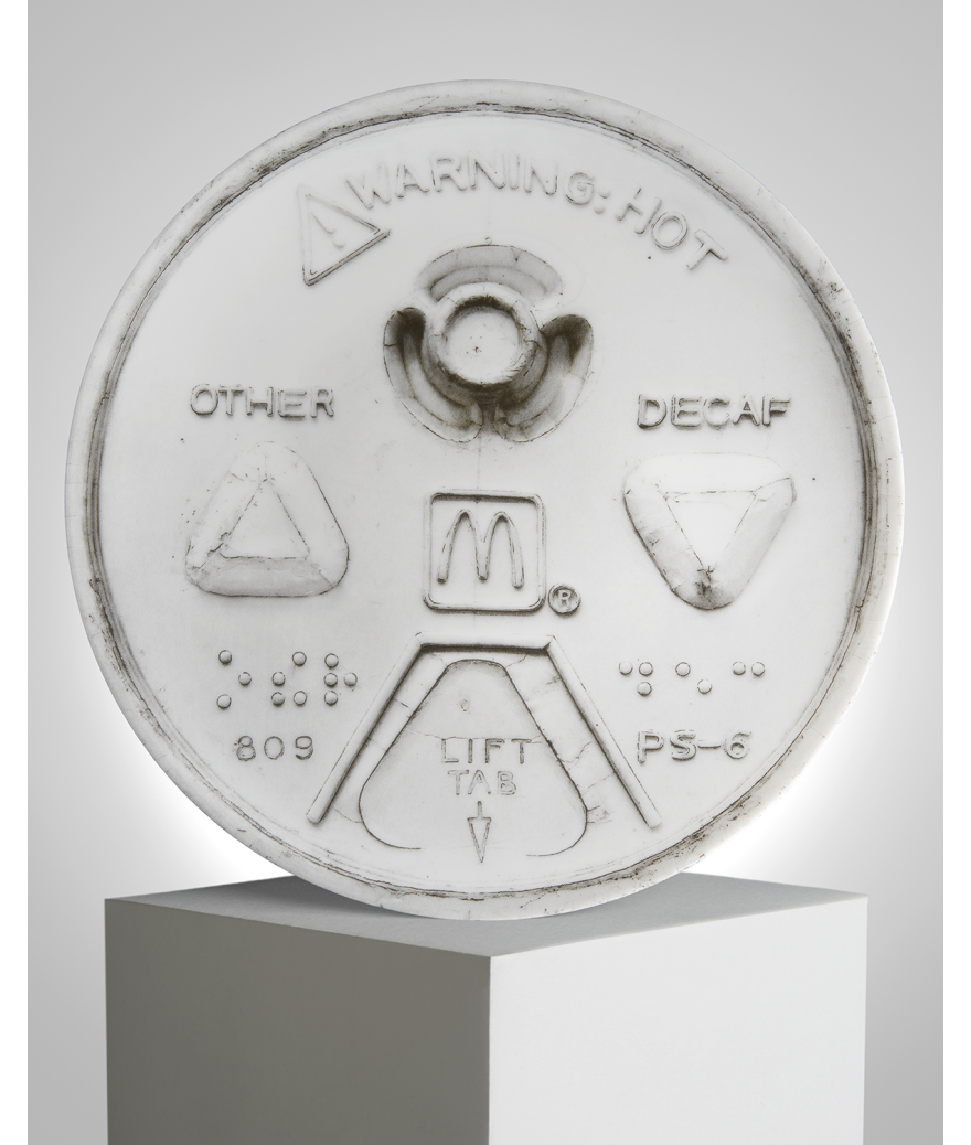 ligne blanche paris TOM SACHS Grande assiette en porcelaine ”McDonald Ltd”