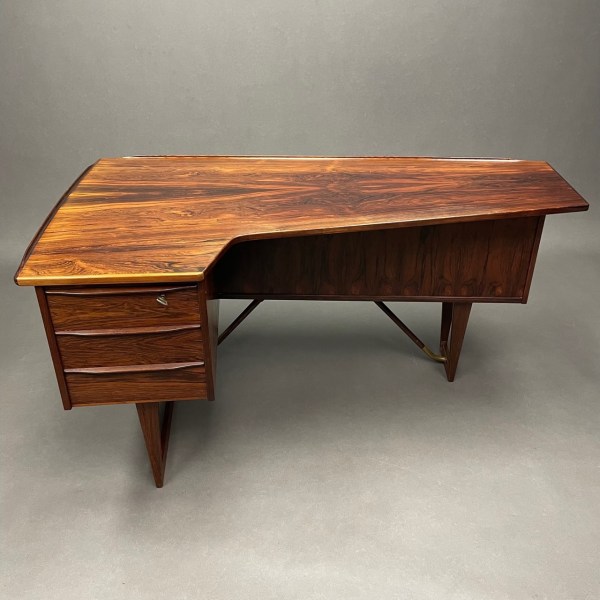 linea due Bureau Boomerang Peter Løvig Nielsen Møbelfabrik Danemark