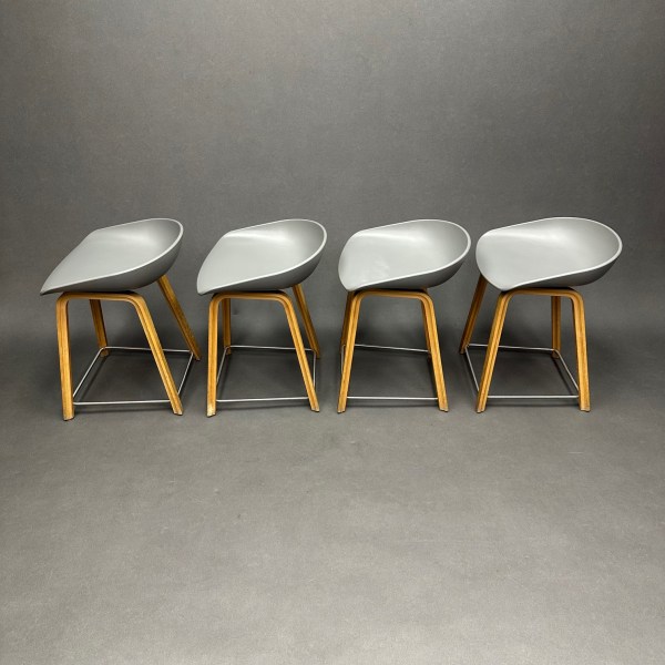 Linea Due Lot De 4 Tabourets Taupe Foncé/Bois About A Stool AAS Hee Weeling Hay