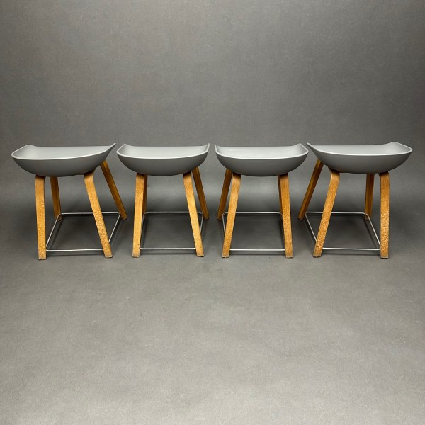 Linea Due Lot De 4 Tabourets Taupe Foncé/Bois About A Stool AAS Hee Weeling Hay