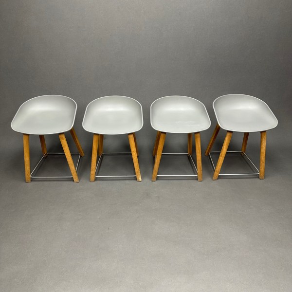 linea due Lot de 4 Tabourets Taupe foncé/Bois About a stool AAS Hee Weeling Hay