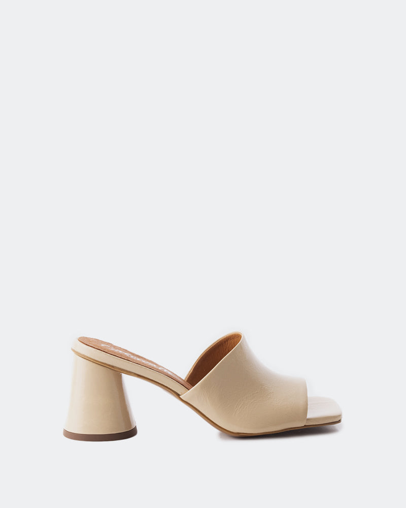 l'intervalle Alyki Nu Cuir Nu