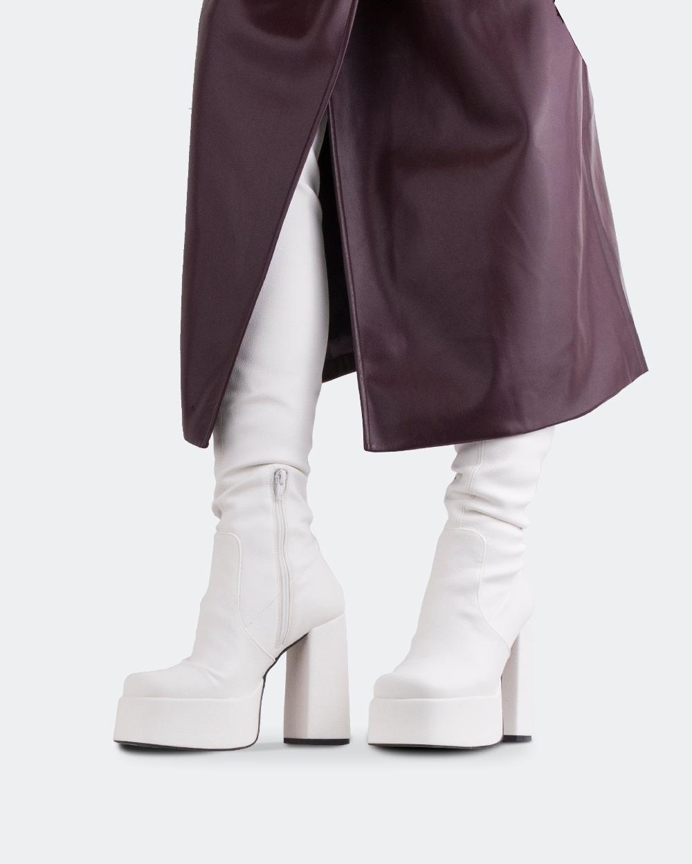 L'intervalle Azalea Blanc Étirer Blanc