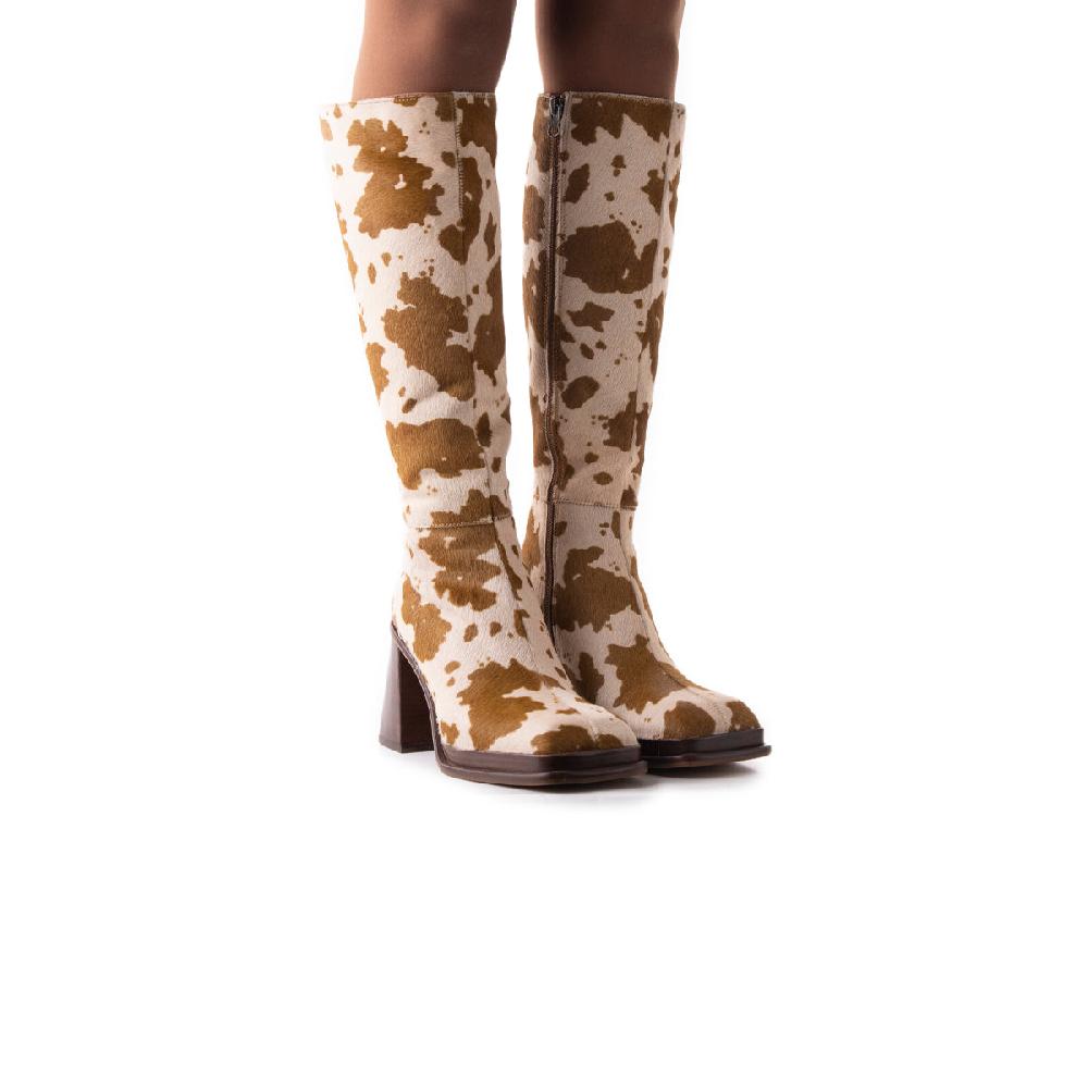 L'intervalle Berka Brun Vache Poney Brun