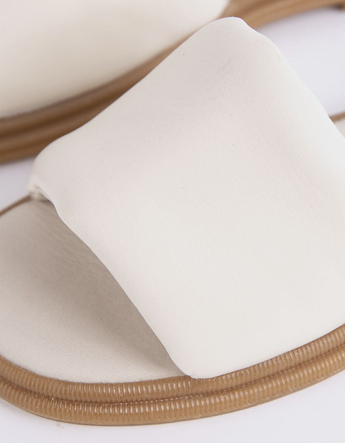 L'intervalle Bosnie Blanc Cassé Cuir Blanc