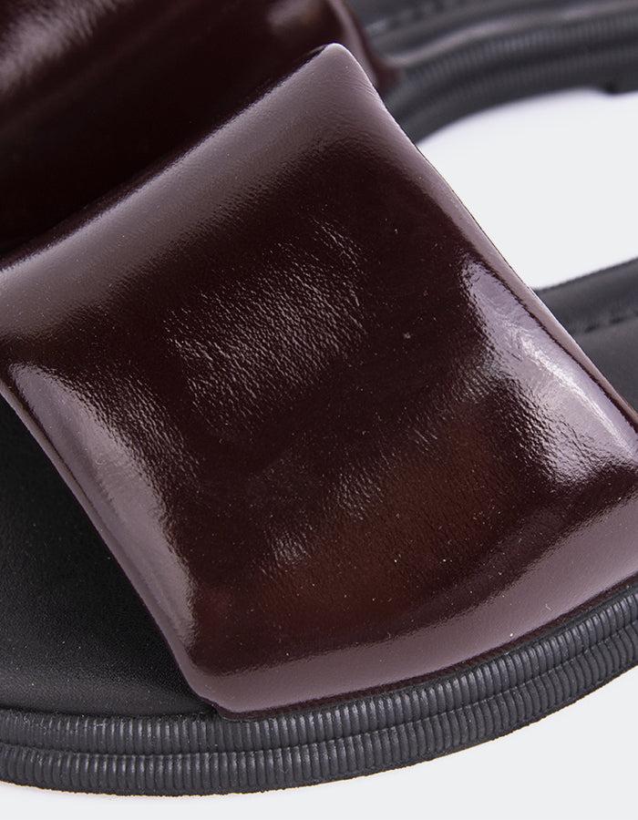 L'intervalle Bosnie Bordeaux Verni Rouge