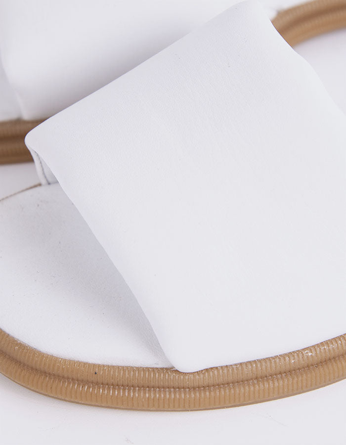 L'intervalle Bosnie Cuir Blanc Blanc