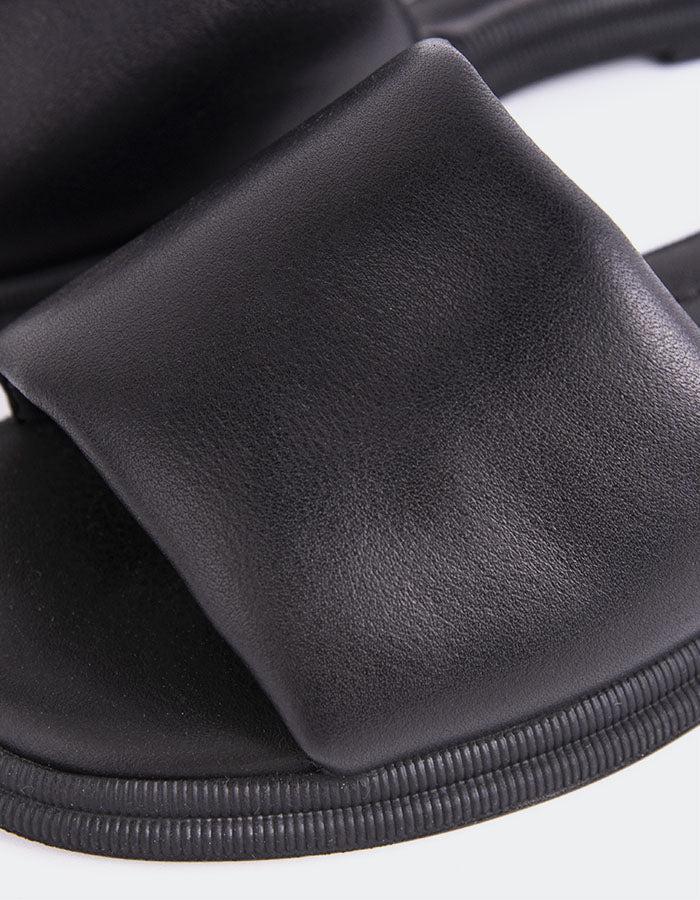 L'intervalle Bosnie Noir Cuir Noir