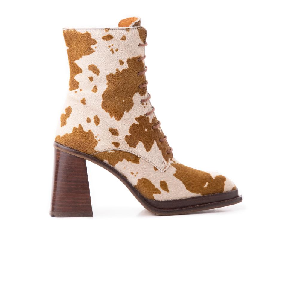 l'intervalle Dusseldorf Brun Vache Poney Brun