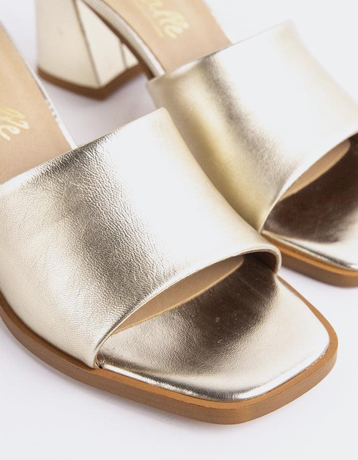 L'intervalle Egaleo Or Métal Or