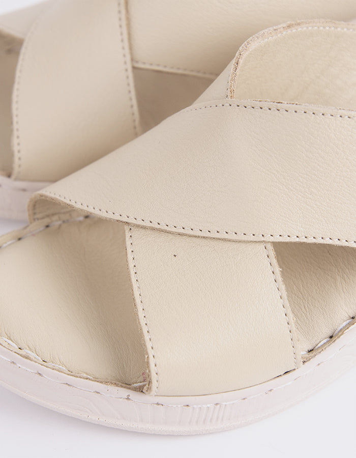 L'intervalle Govina Amande Cuir Amande