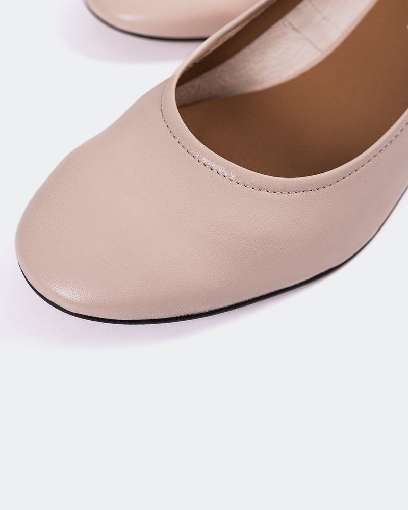 L'intervalle Lisbeth Nu Cuir Nu