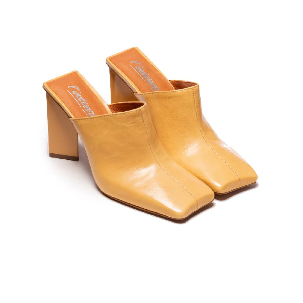 L'intervalle Loutro Nu Cuir Nu