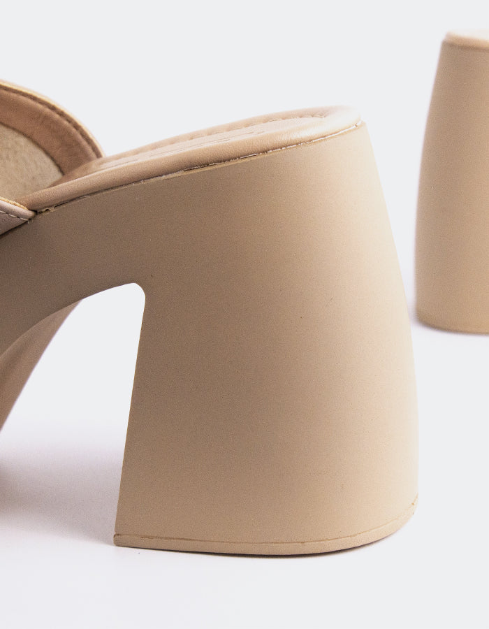 L'intervalle Marousi Nu Leather Nu