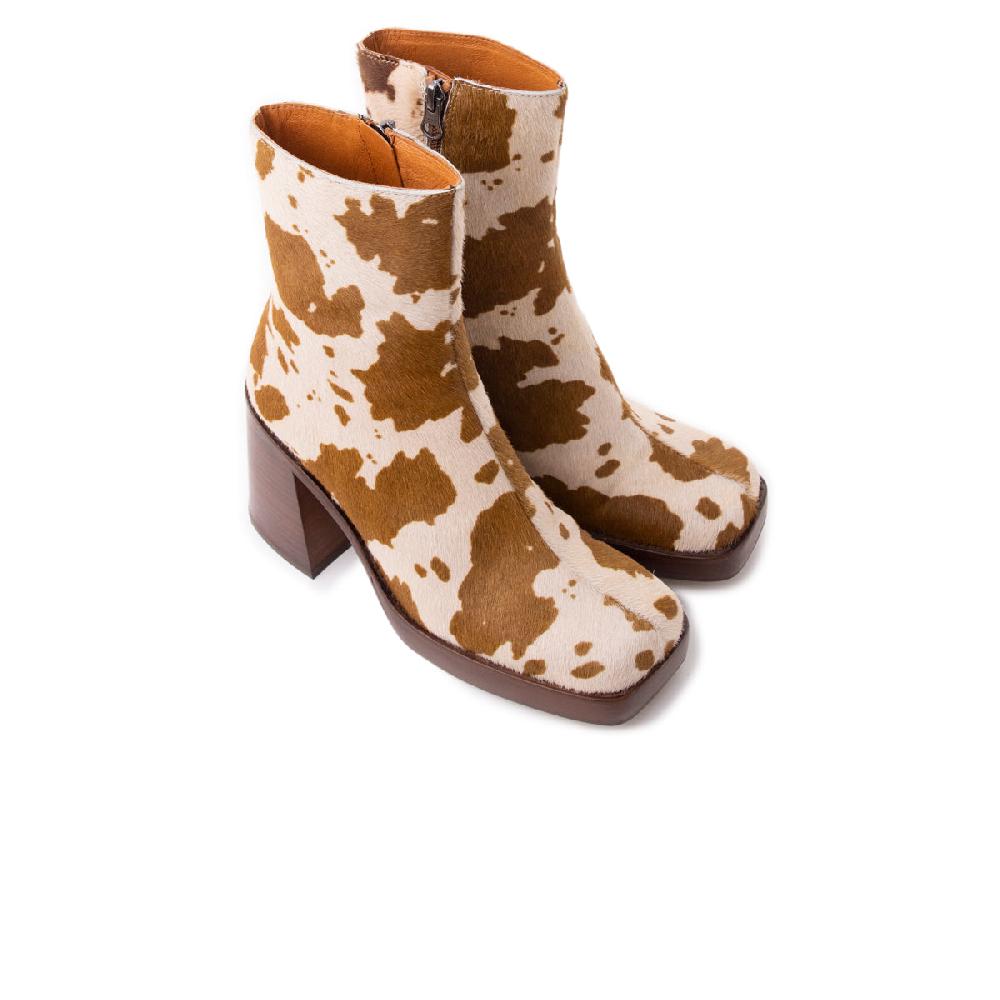 L'intervalle Minden Brun Cow Pony Brun