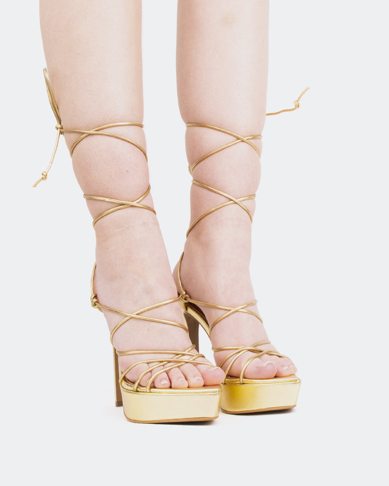 L'intervalle Nevis Or Métal Or