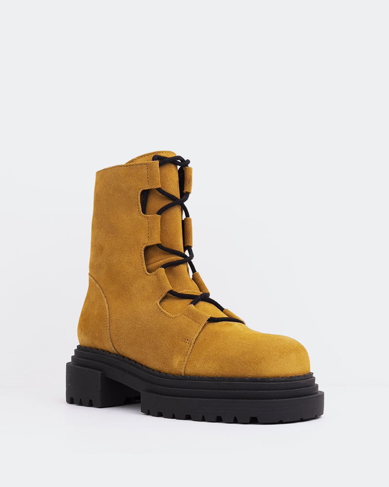 L'intervalle Pantone Chameau Suède Chameau