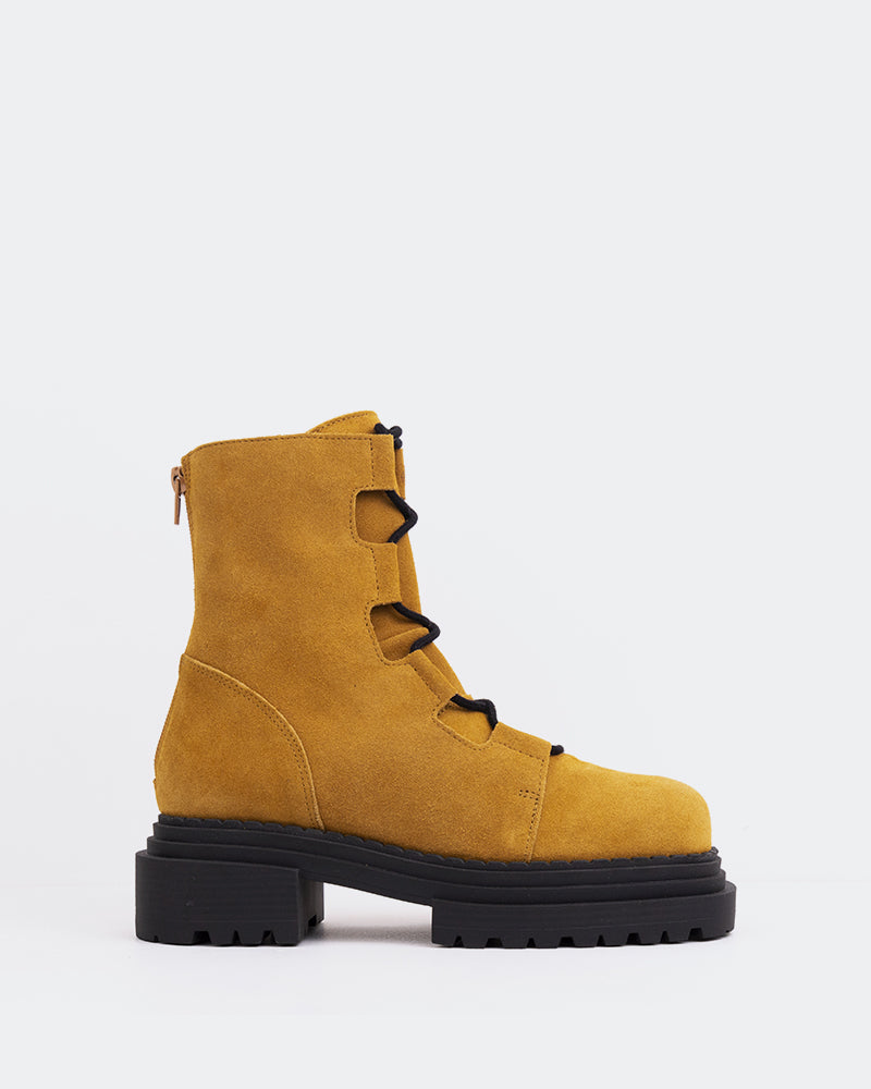 l'intervalle Pantone Chameau Suède Chameau