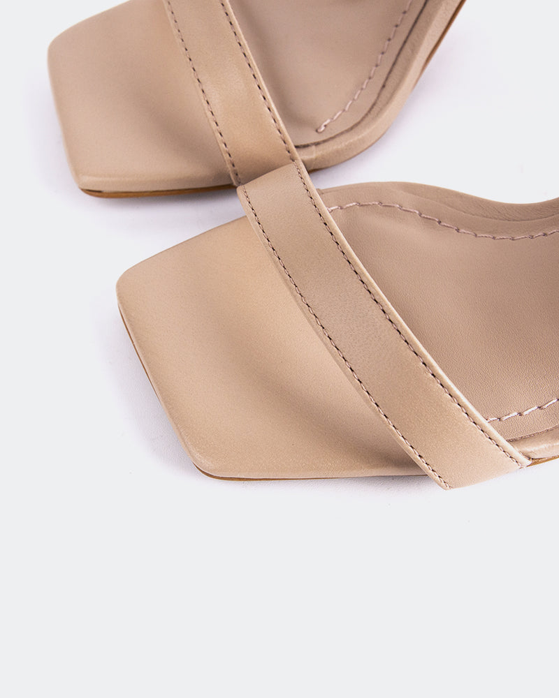 L'intervalle Ricarda Nu Cuir Nu