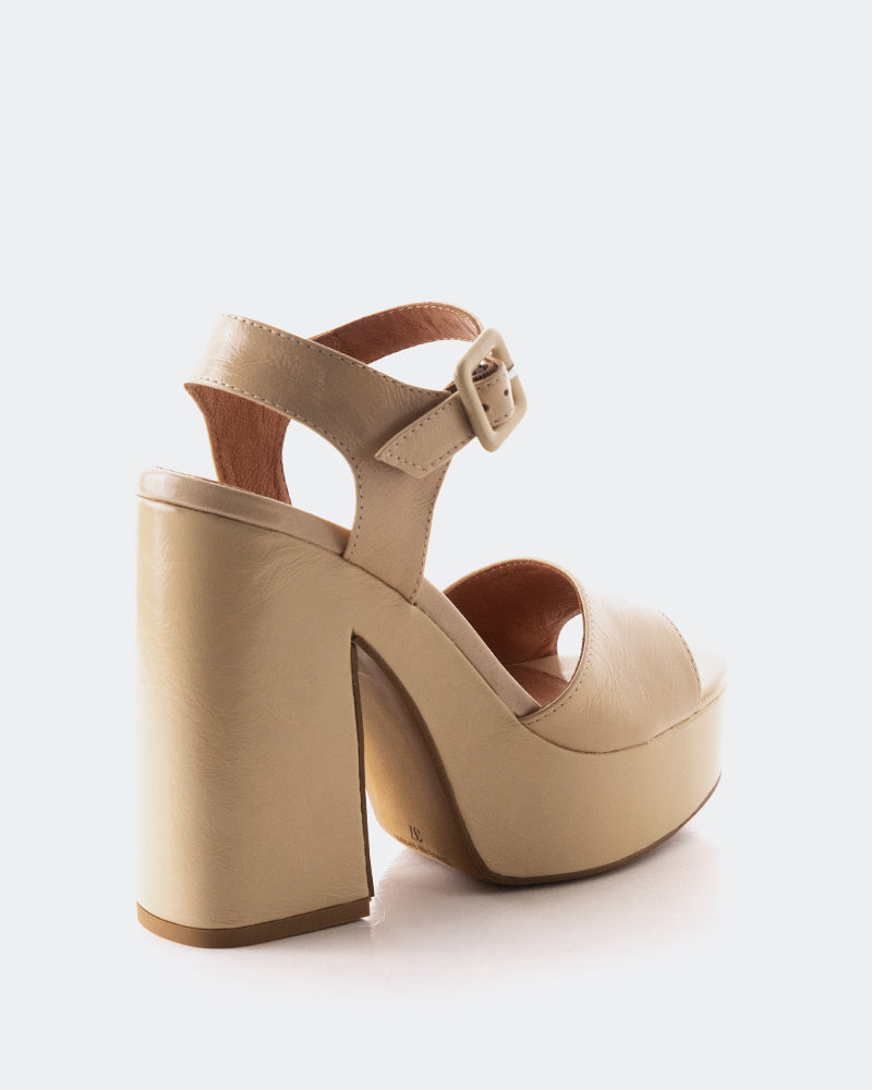 L'intervalle Stafilos Nu Cuir Nu