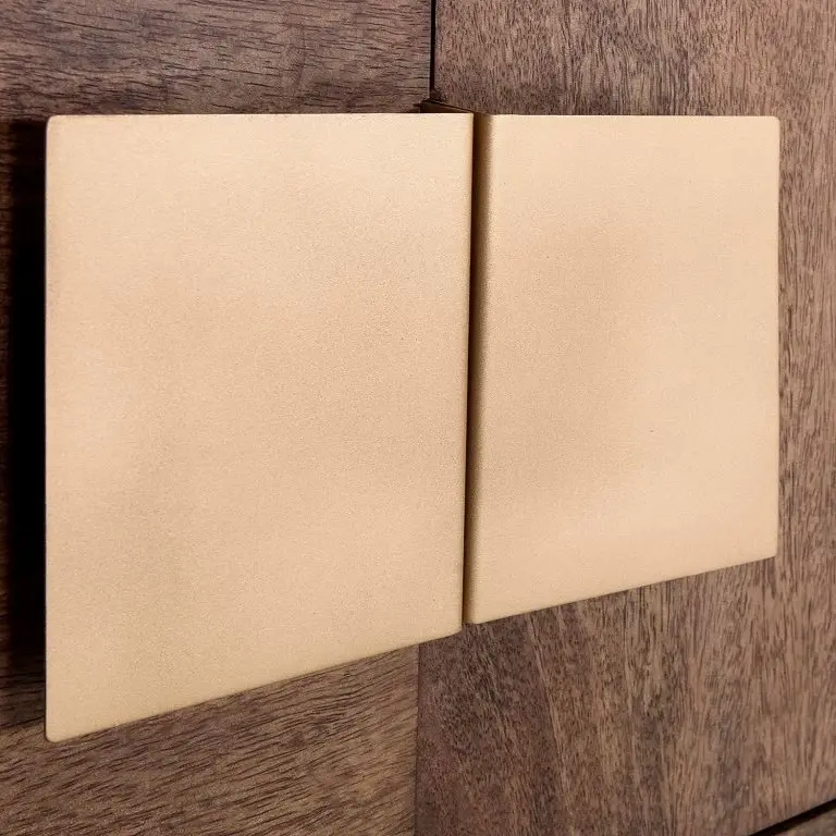 Loftscape Jack & Alice Meuble TV Lyss I – Acacia Massif / Métal – Acacia Marron / Laiton