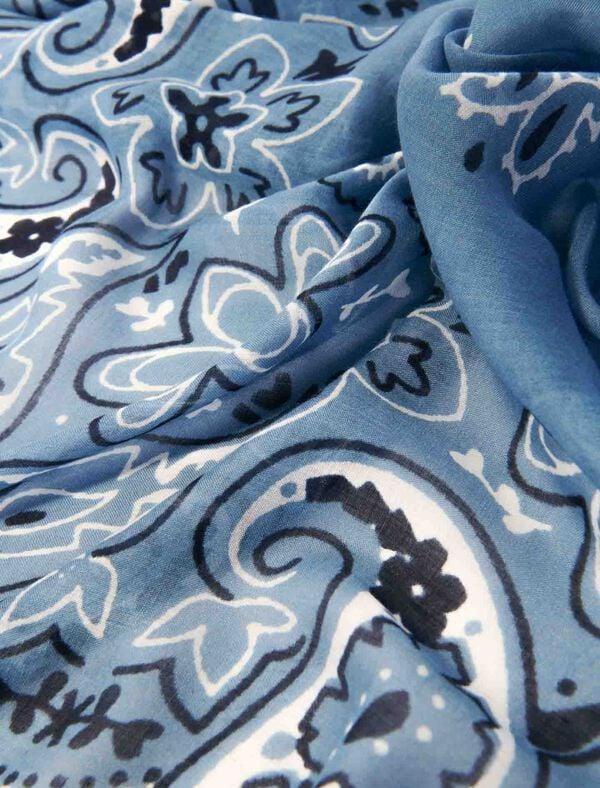 Maje Châle à Imprimé Bandana Bleu Bandana Print