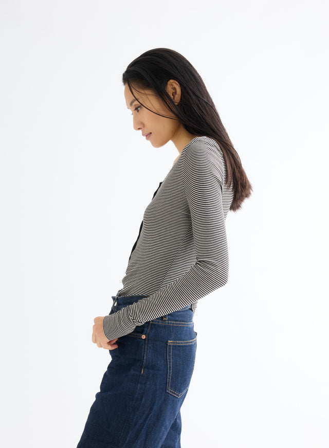 Majestic Filatures T-shirt Blanc Et Noir Rayé Côtelé Col U Manches Longues Avec Boutons En Viscose Viscose