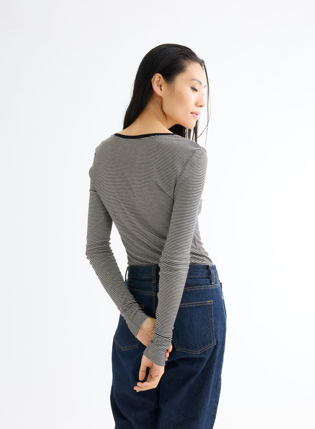 Majestic Filatures T-shirt Blanc Et Noir Rayé Côtelé Col U Manches Longues Avec Boutons En Viscose Viscose