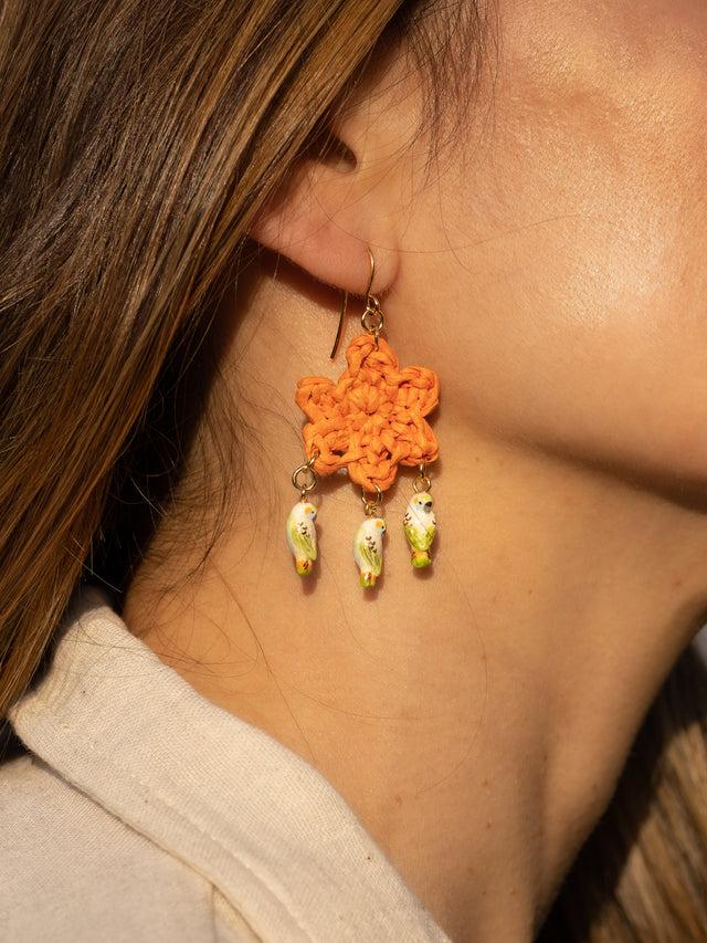 nach bijoux Boucles d'oreilles fleur en raphia & perruches