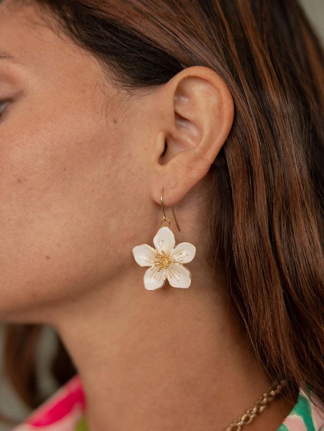 nach bijoux Boucles d'oreilles pendantes fleur blanche